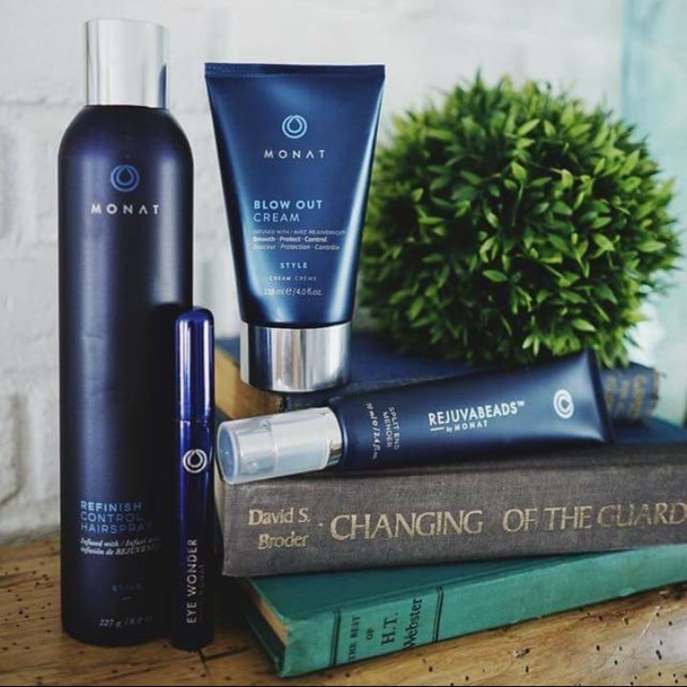 Monat: Rejuvabeads Blow Out Hairspray Lash Serum
